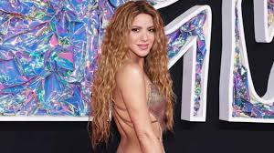 Shakira anuncia turnê mundial durante apresentação surpresa no Coachella