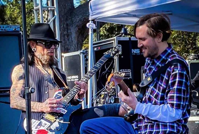 John Frusciante recebe um grande cheque de pagamento do Red Hot Chili Peppers