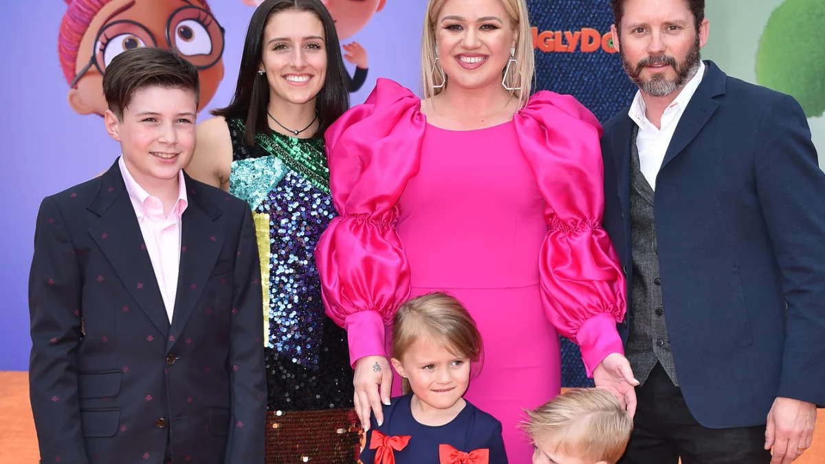 Filhos de Kelly Clarkson dizem que estão 'muito tristes' com o divórcio de Brandon Blackstock / Kelly Clarkson's children tell her they're 'really sad' about Brandon Blackstock divorce