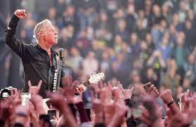 METALLICA -  Desembolsou US$ 300 mil por almofadas que frequentadores de show destruíram em show de arena /  Metallica forked out $300k for cushions gig-goers destroyed at arena show