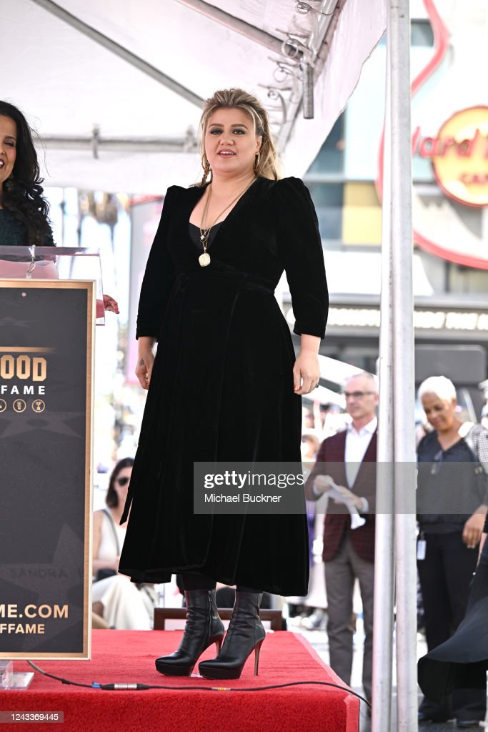 Kelly Clarkson é homenageada com estrela na Calçada da Fama de Hollywood