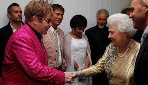 Elton John se lembra de dançar com a rainha Elizabeth II no Castelo de Windsor