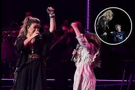 Os filhos de Kelly Clarkson se juntam a ela no palco durante a residência em Las Vegas / Kelly Clarkson's kids join her on stage during Las Vegas residency