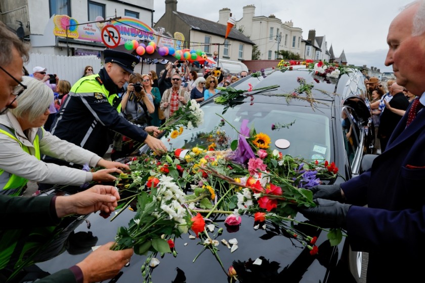 Fãs de Sinéad O'Connor se despedem da cantora durante cortejo fúnebre / Sinéad O'Connor's fans bid singer farewell during funeral procession