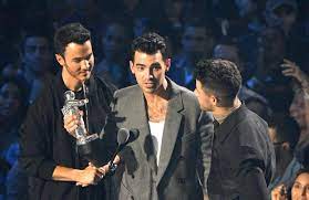 Jonas Brothers provocam convidado especial 'muito famoso' para dupla em shows do Yankee Stadium / Jonas Brothers tease 'very famous' special guest for pair for Yankee Stadium shows