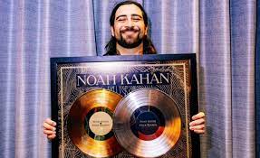 A temporada de Noah Kahan! Cantor e compositor de Vermont comemora dobradinha oficial nas paradas / The season of Noah Kahan! Vermont singer-songwriter celebrates the Official Chart Double