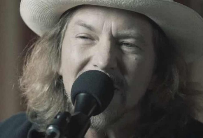 Eddie Vedder toca com ícone do Red Hot Chili Peppers