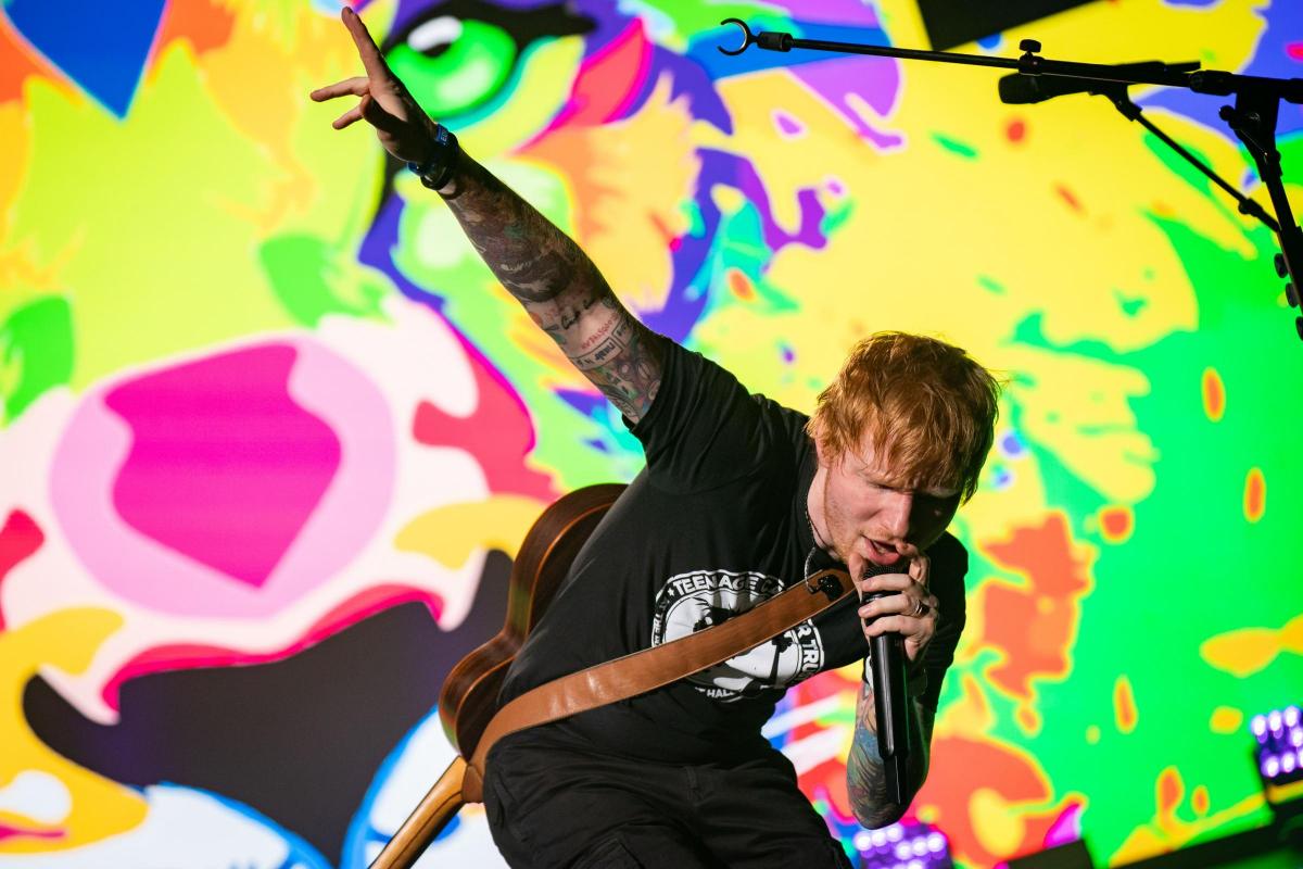 Ed Sheeran faz cover de clássicos dos anos 90 em aparição surpresa no O Beach Ibiza