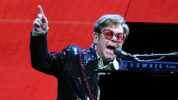 Sir Elton John trabalhando em novas músicas poucos meses após completar sua turnê de despedida / Sir Elton John working on new music just months after completing his farewell tour