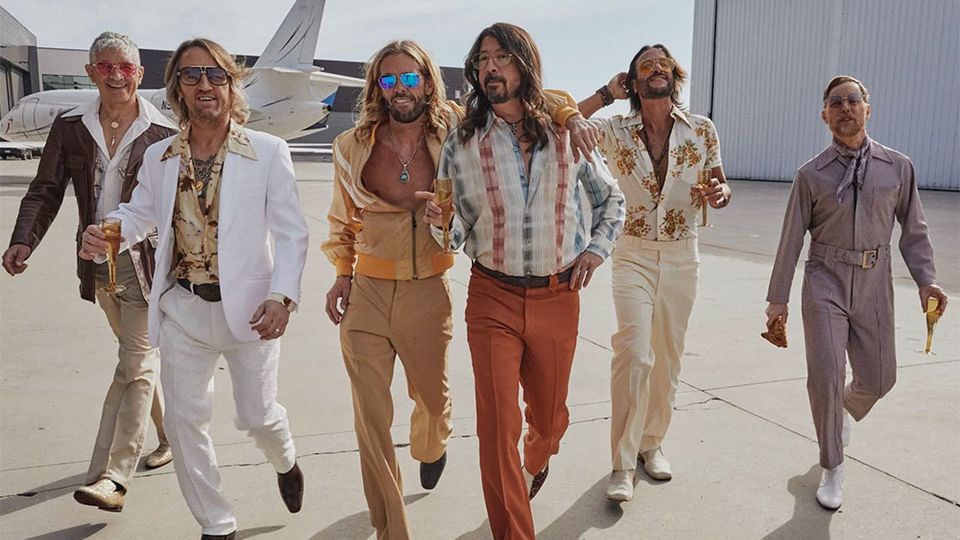 Foo Fighters anuncia o álbum disco 'Hail Satin' com covers dos Bee Gees