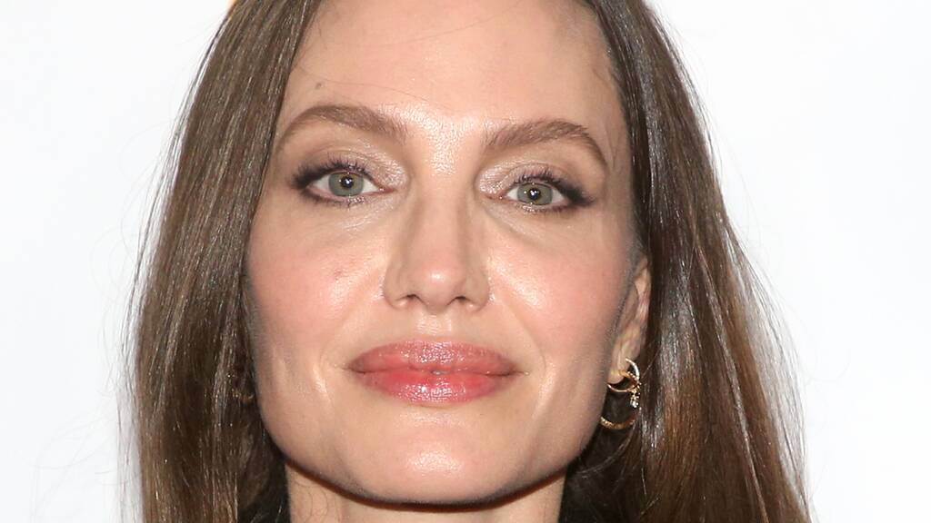 Angelina Jolie e Dua Lipa expressam apoio a manifestantes iranianos