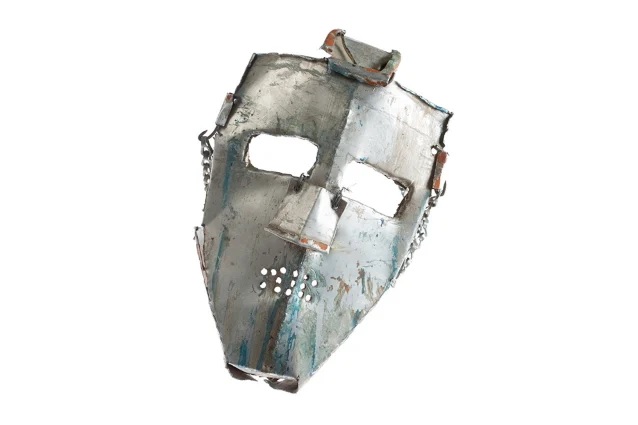 QUIET RIOT:   máscara original do álbum 'Metal Health' é vendida por US $ 50.000 em leilão