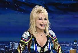 Dolly Parton confirma que produtos de goma com o nome dela são uma farsa / Dolly Parton confirms gummy products bearing her name are a scam