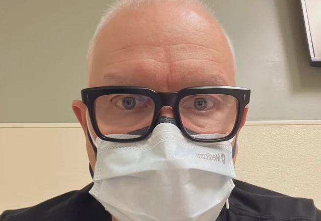 MARK HOPPUS do BLINK-182 está tendo sua porta de quimio removida
