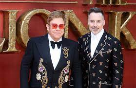 Elton John manteve recortes de papelão de marido e filhos no camarim / Elton John kept cardboard cut-outs of husband and sons in dressing room