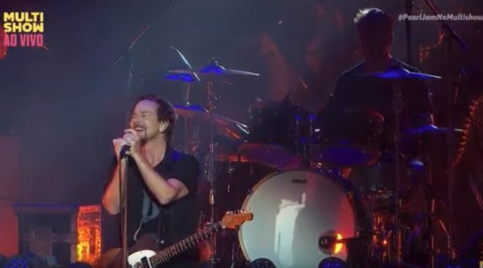 Membro do Pearl Jam quebra guitarra após erro!