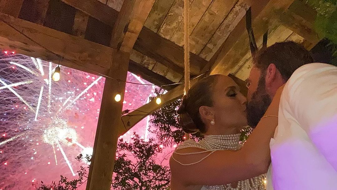 Jennifer Lopez compartilha novas fotos do casamento com Ben Affleck para marcar primeiro aniversário / Jennifer Lopez shares new photos from wedding to Ben Affleck to mark first anniversary
